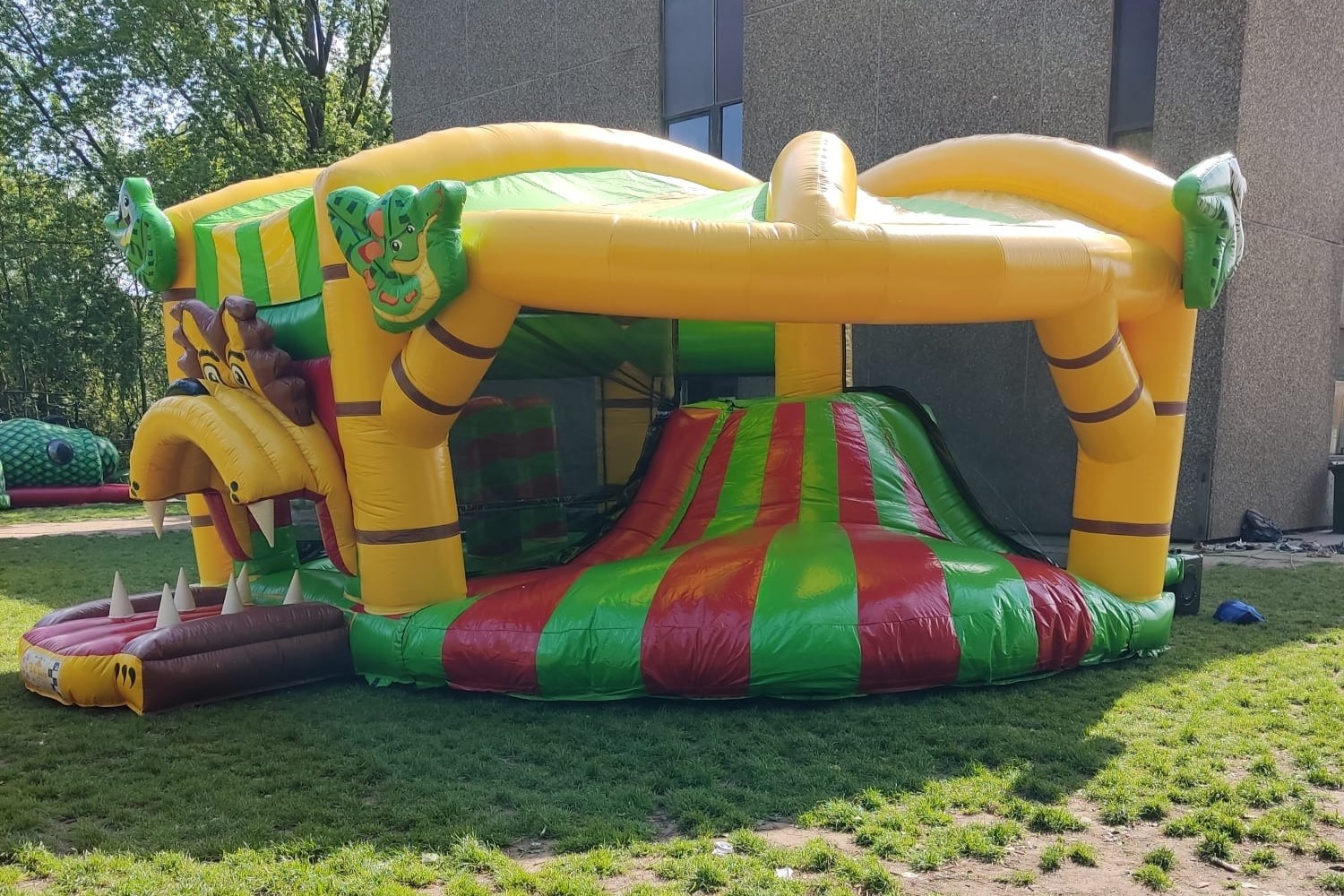 Springkasteel multifun Xl Thema leeuw met brede glijbaan huren