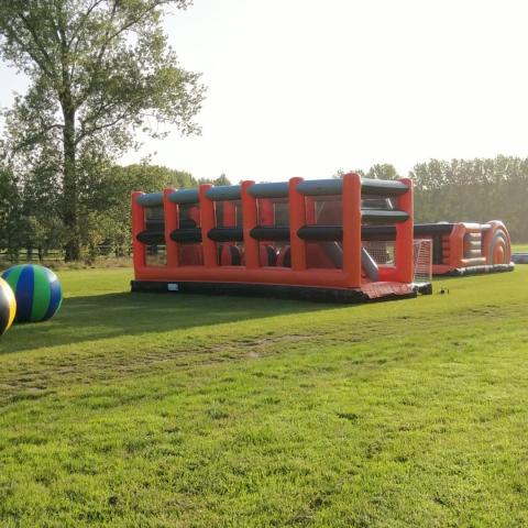 Inflatables op eens portdag voor de lagere school